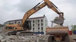 Caterpillar 325 D mit Oil-Quick bel&auml;d Volvo A 25 D Dumper (HD)