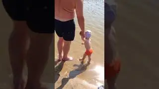 Годовалый малыш купается первый раз!/ One-year baby swim in the river the first time!