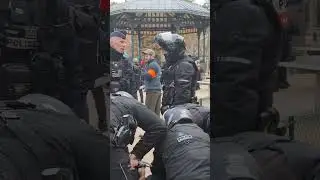 la BRAV M enfonce le carr&eacute; feministes-antifa