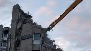 Riesige Abbruchmaschine mit Betonschere in Aktion - Teil 4
