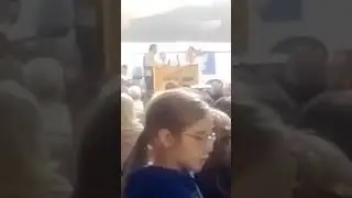 Le fr&egrave;re Manou qui chante avec ses filles mercredi 01.10.25 &agrave; la Mission de Le Buisson de Cadouin 