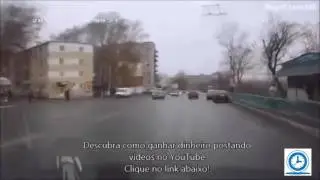 Flagra golpistas se jogam sobre carros para forjar atropelamento na R&uacute;ssia V&iacute;deos