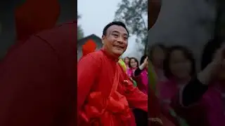 【FULL】👑剛生產的流浪女孩竟被養母逼著嫁給村裡傻子！紅蓋頭落下瞬間，豪車長龍撞破喜宴！千億身家的總裁率百名黑衣保鏢踏碎門檻！嚇得養母全家癱軟在地！#爽劇