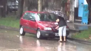 Lavando el auto bajo la lluvia