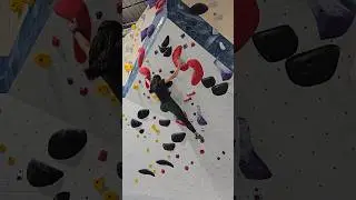 A bit reachy close to the top!#bouldering #climbing #indoorclimbing #boulderinglife