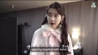 IU&rsquo;s dancing band and bodyguards