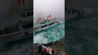 The captain's skill is great! In such a storm, I climbed the reef to pick up the fishermen