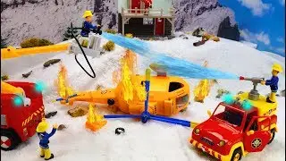Feuerwehrmann Sam Spielzeug: Hubschrauber Wallaby 2 stürzt ab und brennt | Feuerwehrautos Kinderfilm