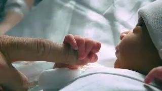Réforme du congé parental : des parents inquiets et souhaitent s’arrêter plus longtemps.