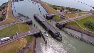 Opening en sluiten van de bruggen in de Afsluitdijk bij Kornwerderzand.
