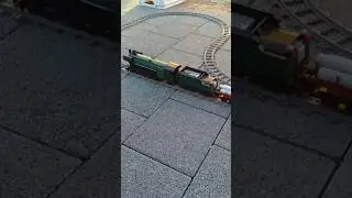 S02R - Lego Gartenbahn (Spur L) im Sommer 2024 mit einem Zug aus Klembausteinen (remastered)