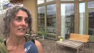 Minister Blok onder indruk van aardehuizen in Olst
