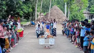 উঁচু থেকে ফুটবল গড়িয়ে ঘুড়ন্ত ড্রামে ফেলার চ্যালেঞ্জ। ডিজিটাল আর আজব এই খেলায় সবাই পুরস্কার জিতলো