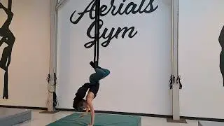 Aerial silks knot tricks: Kikker