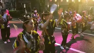 久留米市「１万人のそろばん総踊り」が８月４日、午後７：２０～から実施。明治通り内で、車両の進入制限、バスは昭和通り～西鉄電車久留米駅前の交差点経由で運行。多くの見物客でにぎわっていました。「水の祭典」