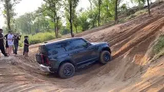 Land Rover Defender vs Jeep Wrangler, challenging the desperate slope