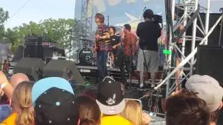 Scott Weiland has a bad start