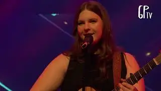 21) Pia en Nikki - Don’t Look Back in Anger