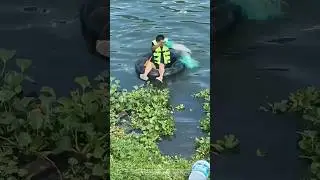 Rural Wisdom: Man Uses Car Inner Tube + Aluminum Basin as Fishing Boat
