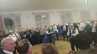 Sivou holubičku zpívá s Babouky na hasičském plese v Čejkovicích celý sál 