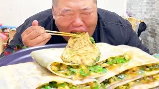 挑战巨无霸韭菜盒子，皮薄如纸馅料炸裂，啃到满足是种什么体验？【胖猴仔】