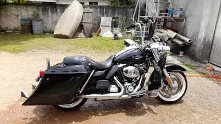 Harley Davidson Road King com  Alforges em fibra para motocicletas modelo Custom Curve.