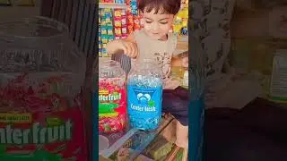 Cute baby ko Chewing gum lollipop cake chij dilayi 😋🍬🍭🍰😋 #shorts #viral #trending #viralshorts