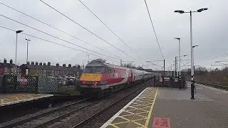 DB Cargo Class 67 hauls an LNER 225 through Newark Northgate (14/12/21)