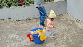 কারুকা বাবাকে হেল্প করছে
