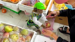 Monkey KaKa comes to the store to help mom choose fruit