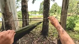 Método de amarrar e esticar lona ou tarp