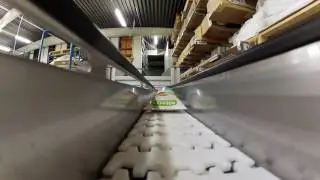Kunststoffkettenf&ouml;rderer: F&ouml;rderanlage f&uuml;r Tubentransport - chain conveyor from modular automation