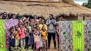 Casal BRASILEIRO Surpreende CRIANÇAS ABANDONADAS na AFRICA com  Colchões Novos: Veja Sua Reação! 😢💔