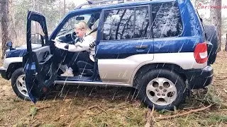 BLONDE GIRL TEST DRIVING MITSUBISHI PAJERO CAR - DANGERIOUS ROAD MUDDING