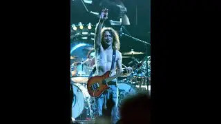 During VH 2 Reunion Tour, when making a mistake, Ed didn&rsquo;t do it twice but 3 times.