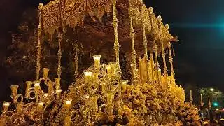 Espectacular paso de la Santísima Esperanza de Triana por su puente.