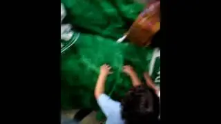 Luis Gustavo recebendo um presente da tia Layne
