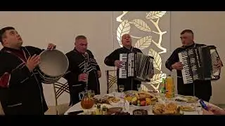 ის პირველი იავნანა აშუღების შესრულებით