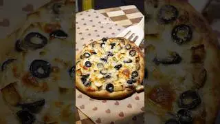 mushroom and olive white pizza 🍄