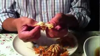 Hur ska man äta kräftor? Så här!! How to eat a swedish crewfish !!