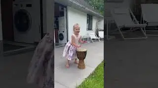 Алинка играет на барабане. Alinka #plays the #drum. #youtubeshorts #kids