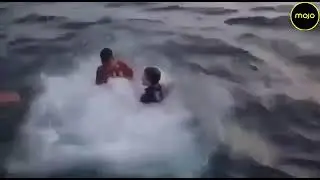 Rahul Gandhi Jumps In The Sea | Congress leader seen taking a dip at Thangassery Beach