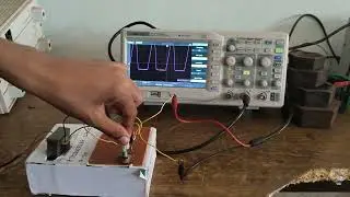R Triggering circuit using scr