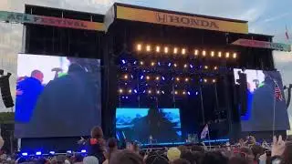Billie Eilish gets ring stolen during concert