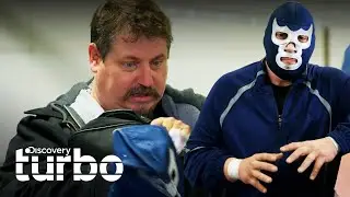M&aacute;scara de luchador en taller termina con Tom en el ring | Misfit Garage | Discovery Turbo