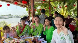 Nhân Dịp Tết Đến Xuân Về Gia Đình Em Sang Thăm Gia Đình Một Người Chị Lâu Ngày Chưa Gặp 