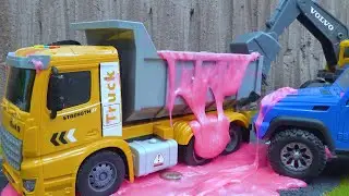 Игрушечный грузовик и экскаватор. Играйте с лизуном!