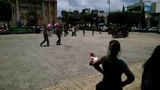 Emery jugando en la plaza de Arandas