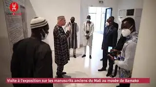 Visite de M. Dimitri SANGA &agrave; l'exposition sur les manuscrits anciens du Mali