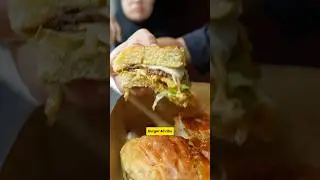 Burger jumbo , sehari ratusan rotinya ludes